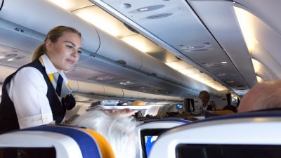 Flugbegleiter von Lufthansa stimmen Konzern-Sparpaket zu