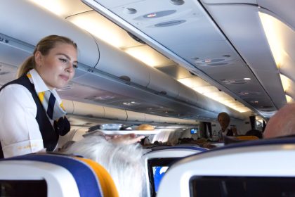 Flugbegleiter von Lufthansa stimmen Konzern-Sparpaket zu
