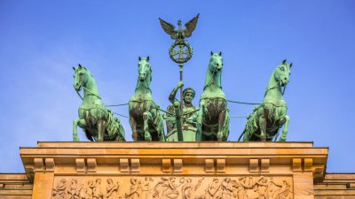Der griechische Held Herakles im Kampf gegen die Hydra – mitten in Berlin im Brandenburger Tor