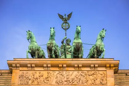 Der griechische Held Herakles im Kampf gegen die Hydra – mitten in Berlin im Brandenburger Tor