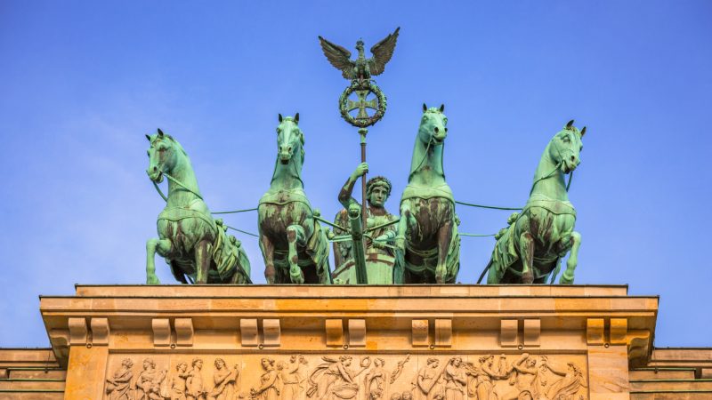 Der griechische Held Herakles im Kampf gegen die Hydra – mitten in Berlin im Brandenburger Tor