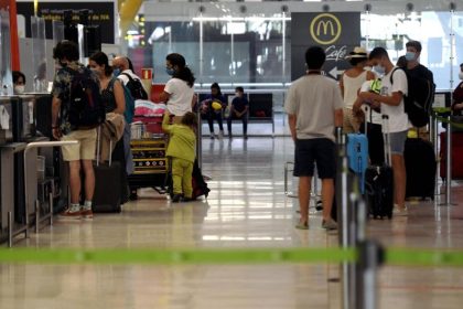 UPDATE +++ Notlandung geglückt – Jet mit 130 Passagieren kreiste 4 Stunden  über Madrid – Reifen beschädigt