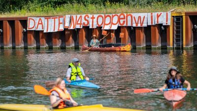 Klimaschützer protestieren gegen Kohlekraftwerk Datteln 4