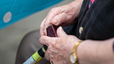 Verbraucherschützer: „Die Pflegekosten sind eine tickende soziale Zeitbombe“