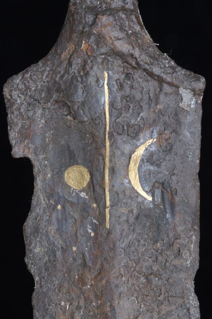 Schwert von Allach zeigt ähnliche Symbole wie Himmelsscheibe von Nebra