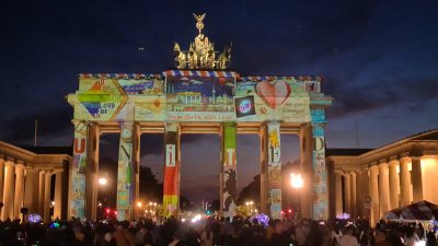 „Festival of Lights“ – Freiluftparty ohne Maskenpflicht und Polizei in Berlin