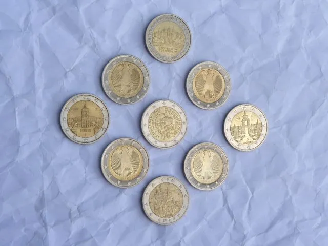 Bewegen Sie zwei Münzen, um zweierlei Dreiecke zu legen!