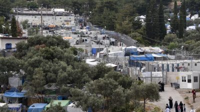 Warnung vor „Moria-Taktik“ – Großes Feuer nahe Flüchtlingslager auf Samos – 13 Festnahmen