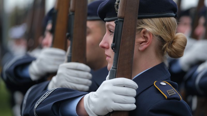 Weibliche Dienstgrade bei der Bundeswehr – Gleichberechtigung oder Genderwahn?