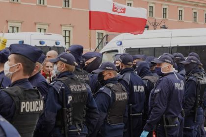 Mehrere hundert Menschen bei Anti-Corona-Demo in Warschau