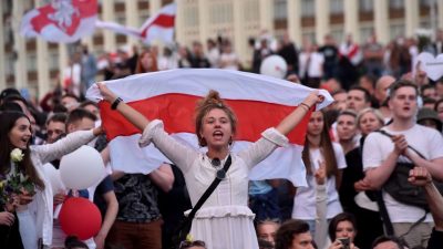 Frauenproteste in Belarus: Polizei nimmt fast hundert Demonstranten fest