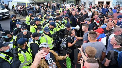 Zusammenstöße und Festnahmen bei Protesten gegen illegale Migranten in Dover