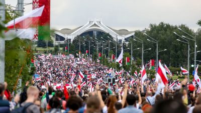 Belarus: Zehntausende gegen Lukaschenko auf Straßen – Oppositionspolitikerin Kowalkowa geflohen