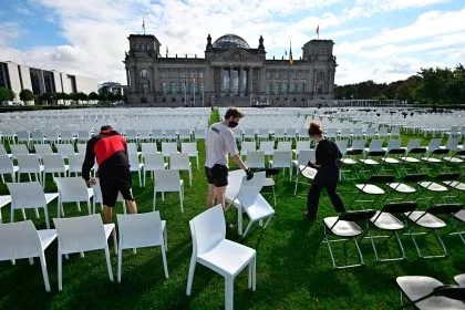 Berlin: 13.000 Stühle vor dem Reichstag - NGOs fordern Migrantenaufnahme aus Moria