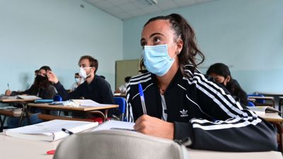 Bund für generelle Maskenpflicht in Schulen und halbierte Klassen