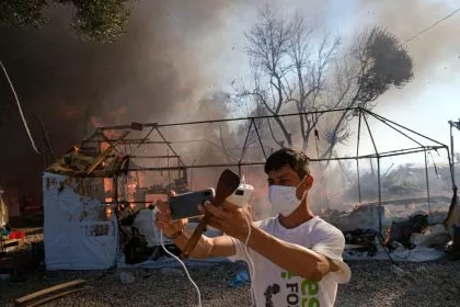Bundestagsdebatte zu Brand in Moria – Feuerwehrleute angegriffen, Bewohner jubeln „Burn, burn, Moria, bye-bye!”