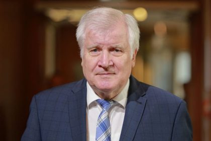 Bundesinnenminister Seehofer nach möglichem Corona-Kontakt in Quarantäne