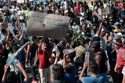 Demonstration auf Lesbos: Migranten skandieren “Freiheit” und “Deutschland”