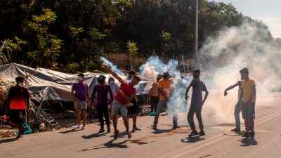 Migranten auf Lesbos werfen Steine auf griechische Polizisten – Beamte setzen Tränengas ein