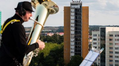 Dresdner Sinfoniker spielen von Hochhausdächern in Plattenbaugebiet