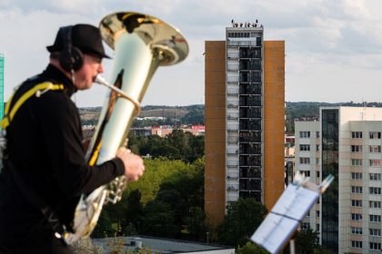 Dresdner Sinfoniker spielen von Hochhausdächern in Plattenbaugebiet