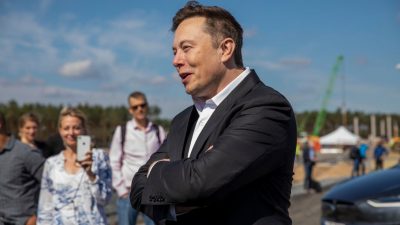 Elon Musk besucht Tesla-Fabrik in Grünheide