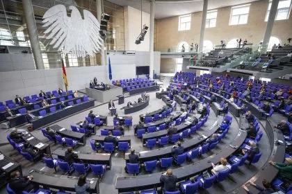 Hitzige Haushaltsdebatte: Weidel wirft Regierung sozialistische Politik vor – Kanzlerin appelliert an Zusammenhalt