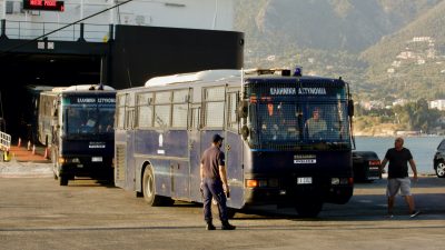Angespannte Lage in Lesbos: Regierung schickt Polizei- und Militärwagen