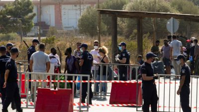 Polizeieinsatz zur Verlegung von Flüchtlingen und Migranten in neues Lager auf Lesbos