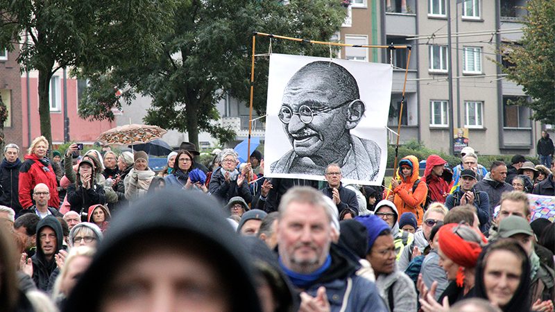 „Den ‚Verschwörungstheoretikern‘ den Wind aus den Segeln nehmen“: Stimmen der Querdenken-Demo in Köln