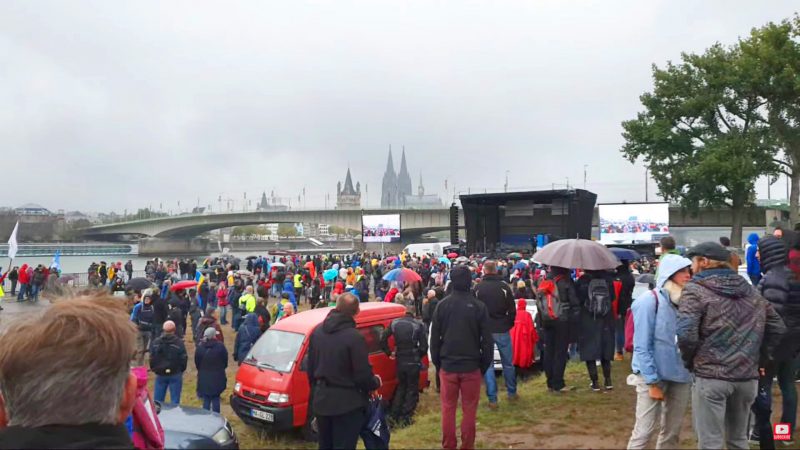 Querdenken-Demo in Köln: Spekulationen um Reichsflaggen-Träger mit Ähnlichkeit zu WDR-Reportern