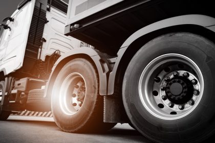 28-Jähriger auf der Flucht fährt 40 Kilometer zwischen Führerhaus und Auflieger von LKW mit