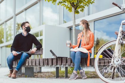 Umfrage: Menschen pflegen wieder mehr soziale Kontakte