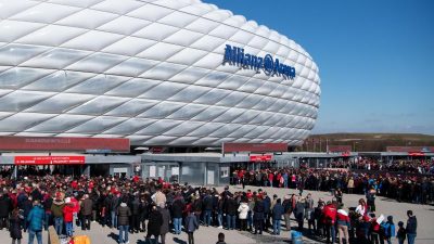 FC Bayern bereitet sich auf Eröffnungsspiel mit Fans vor