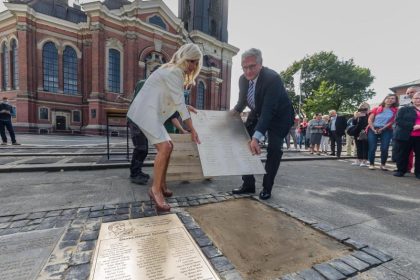 Jan Fedder bekommt Erinnerungstafel am Hamburger Michel