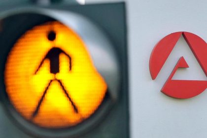 Zahl der Arbeitsstunden fällt auf historisches Tief