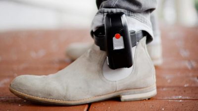 Karlsruhe: Elektronische Fußfessel mit Grundgesetz vereinbar