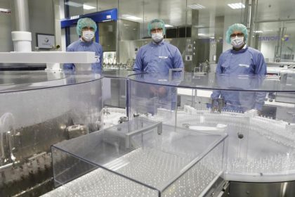 Immer mehr Forscher testen Corona-Impfstoff an sich selbst – Wissenschaftler fordern dringend Regulierung