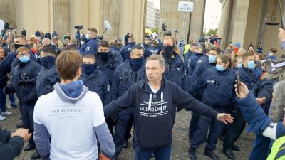 Tumult bei Querdenken-Demo in Berlin: Polizei zweifelte Atteste für Epileptikerin und Schwerbehinderten an + Video