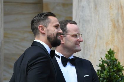 Auch Spahns Ehemann positiv auf SARS-CoV-2 getestet