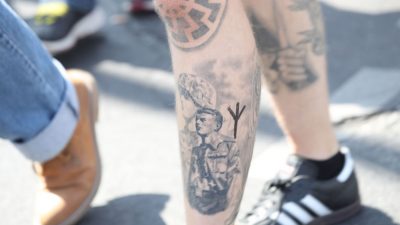 Gericht verurteilt Lehrer wegen des Zeigens von NS-Symbol-Tattoo