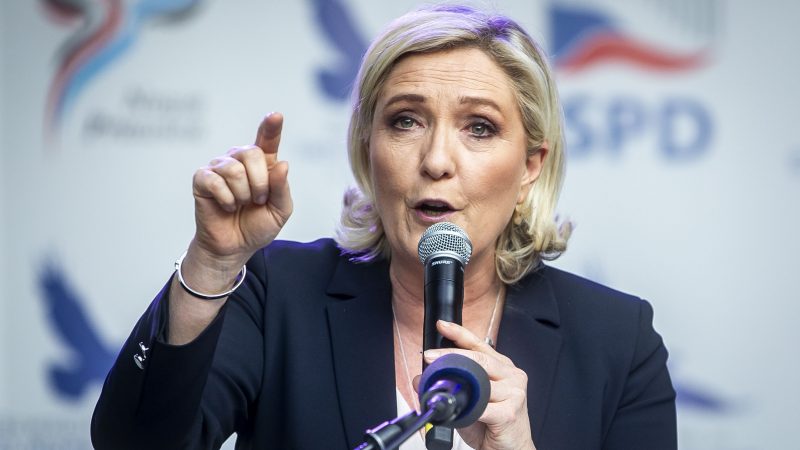 „Charlie Hebdo“: Konflikt zwischen Frankreich und Türkei spitzt sich zu – Le Pen fordert Kopftuchverbot