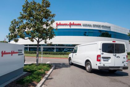 „Unerklärliche Erkrankung eines Teilnehmers“: Johnson & Johnson setzt Test von Corona-Impfstoff vorläufig aus
