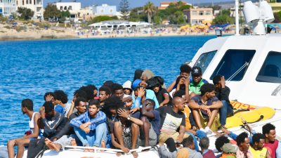 Libyens Küstenwache fängt fast tausend Flüchtlinge auf dem Weg nach Europa ab