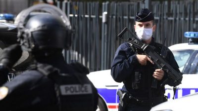 Ein Täter stellt sich nach brutalem Angriff auf Polizisten bei Paris