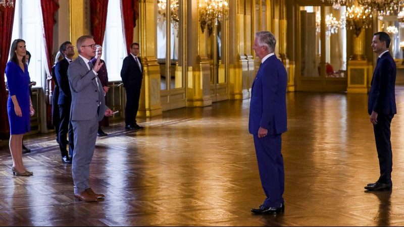 Belgiens Übergangsregierung endet – Neuer Regierungschef De Croo legt Amtseid ab