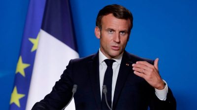 Schweigeminute für enthaupteten Lehrer: Macron spricht zu französischen Schülern