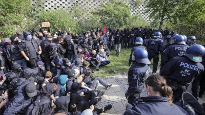 Offizielle Feier in Potsdam mit Kanzlerin Merkel – Berlin: Linksextreme schleudern Steine auf Polizisten bei „Der III. Weg“-Demo