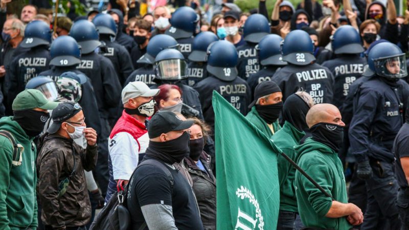 „Tag der Einheit“ für Polizei in Berlin: 150 Freiheitsbeschränkungen – 36 verletzte Polizisten