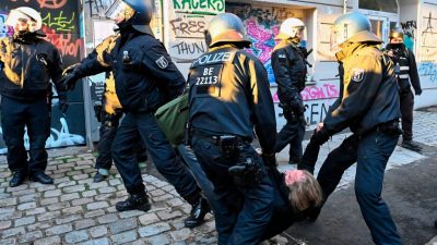 Berlin: Linksautonome greifen Polizei bei Räumung an